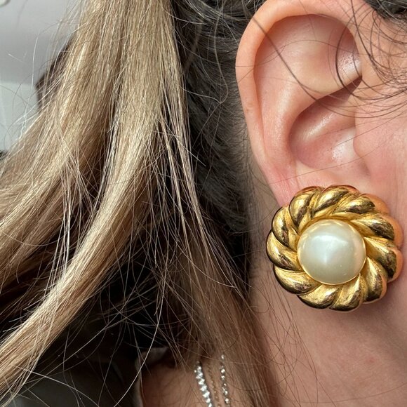 PREOWNED Chanel Vintage Gold-Plated Faux Pearl Clip On Earrings (with Box) - Picture 8 of 8